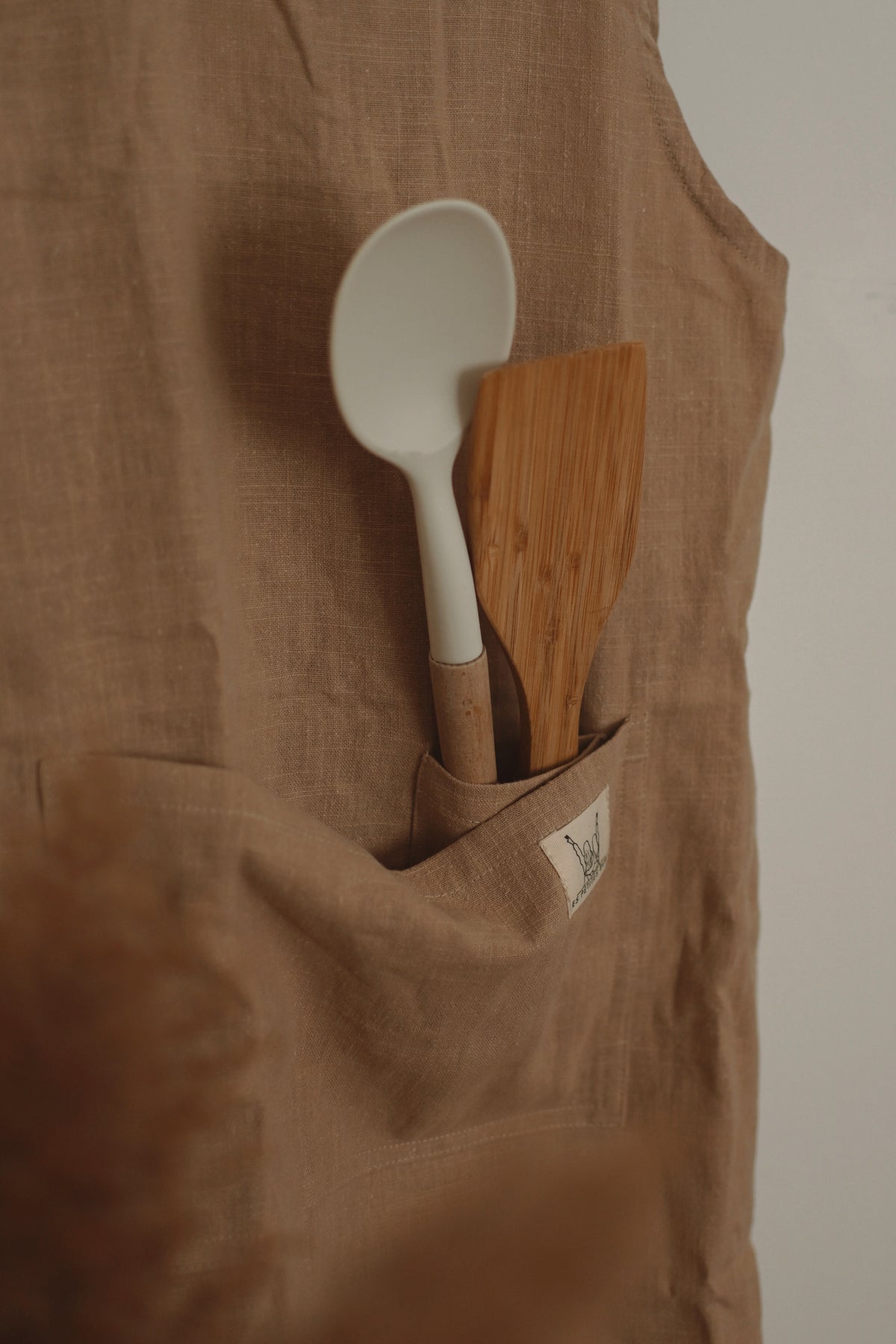TABLIER EN LIN À DOS CROISÉ BEIGE